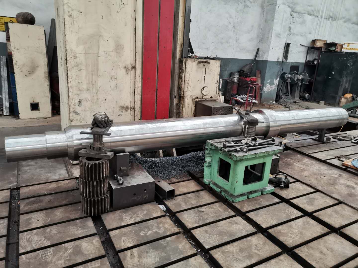 細(xì)長軸車削加工形變?cè)蚣皩?duì)策